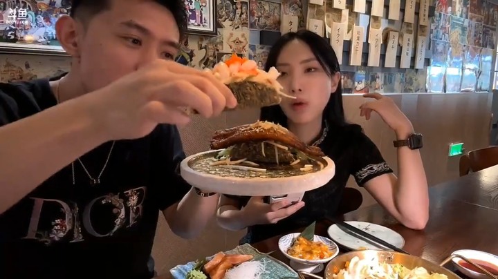 博哥和美女彩璘在重庆吃日料，这三文鱼加芥末好吃吗