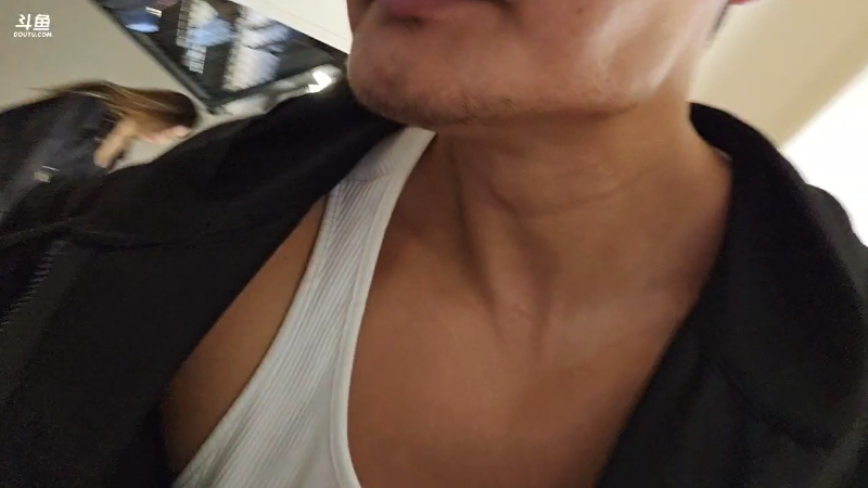 前两天吃火锅请的就是这模特主播，来两个女人主播只请一个吃饭。