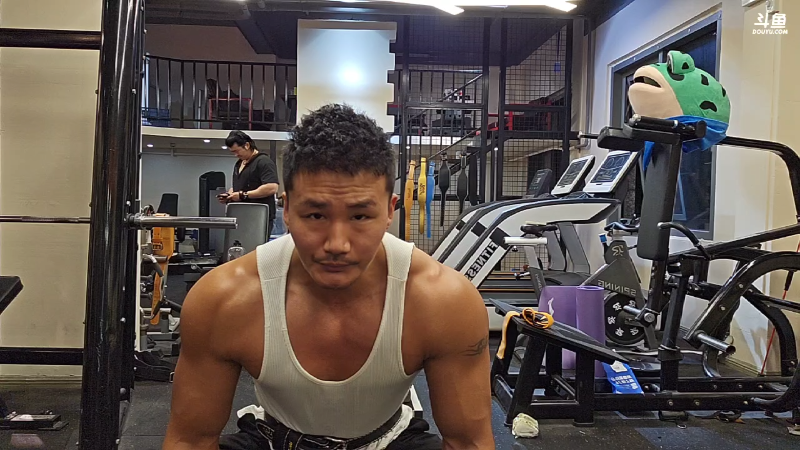 这表情多少斤的杠铃啊？