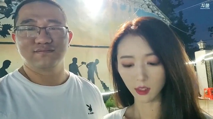 帅帅哥抱着美女素素做深蹲，帅帅哥体力好啊