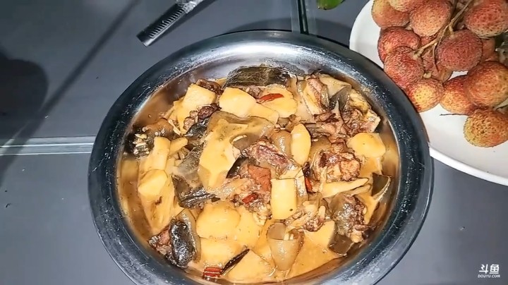 肖哥今晚是VIP，可以吃甲鱼牛鞭，美滋滋，还有榴莲水果