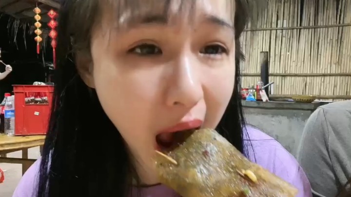 昨天晚上没有吃饭，夜里看吃播看饿了，这个烧烤叫苕皮吗？没有吃过……