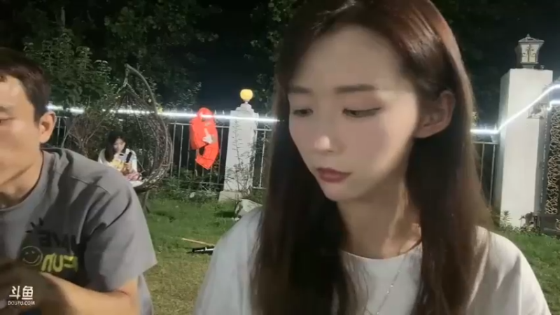 美女素素今晚是VIP，吃完大餐吃水果，美滋滋