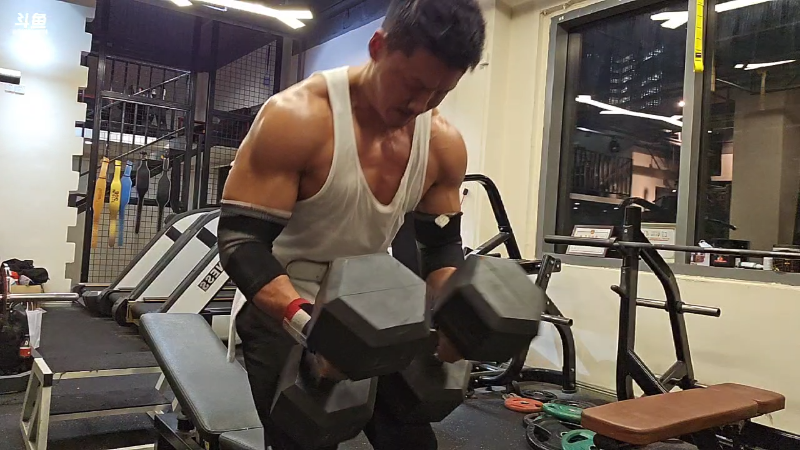 洪毅可以举50KG的哑铃六下。