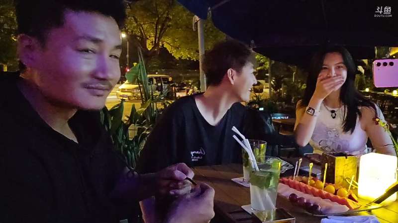 这几天我QQ啥都没说啊～12点27分又被封了！各种违规。。。