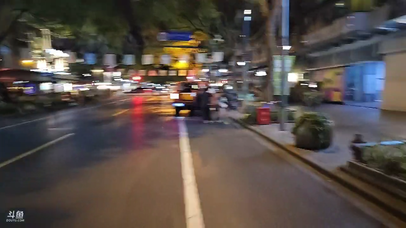 凌晨一点上海的大学路边还有人