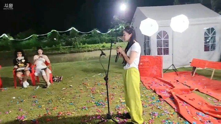 洪湖好声音 美女咩咩唱歌表演