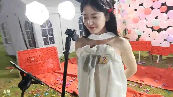 洪湖好声音 老姗姗唱歌跑调了啊 评委给满分