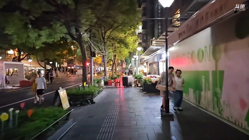 主播小声说这男的喝多了还是什么这女的也亲得下去嘴喝酒是女都行