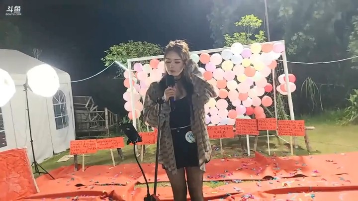 洪湖好声音 美女鹅妹唱歌很好听啊