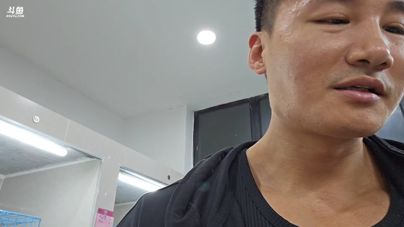 主播不是来买狗的，是来直播看狗的。