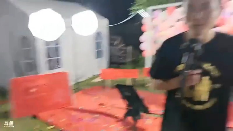 大哥送礼让棒哥唱粤语歌