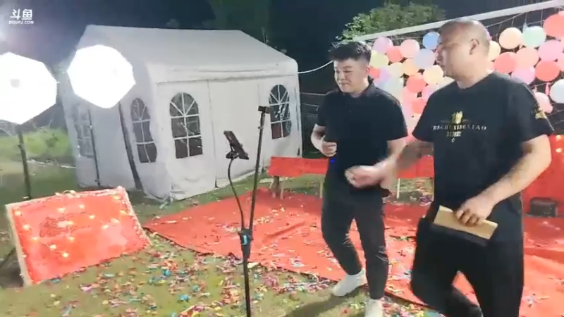 雨哥深情演唱经典歌曲很好听，老姗姗送绿草帽