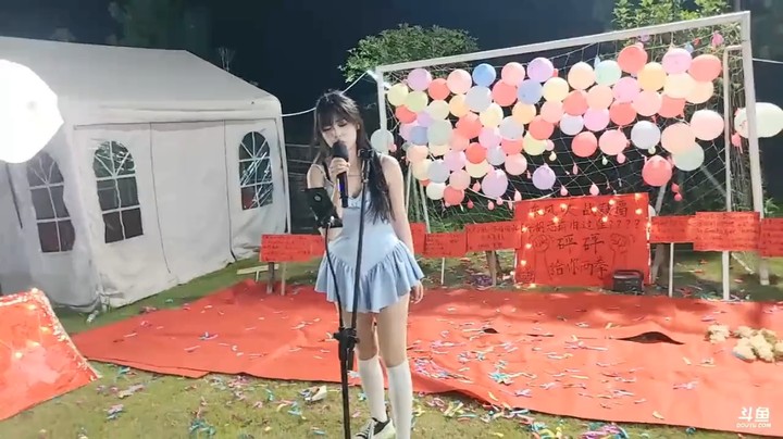 洪湖好声音总决赛 美女贝贝唱歌很好听啊