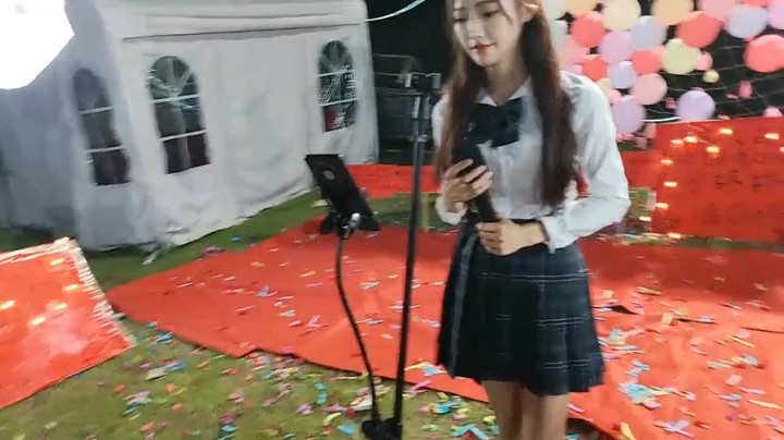 美女小宁煦表演唱歌很可爱啊