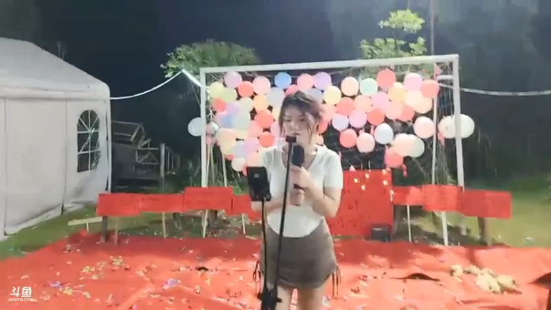 美女小梦仙翻唱经典歌曲很好听，伴奏不行啊