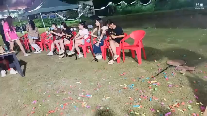 肖哥让雨哥帮忙颁奖，冠军是500元