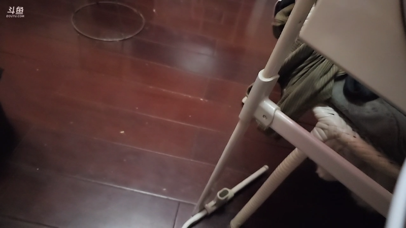 洪毅家是复式两层阁楼。