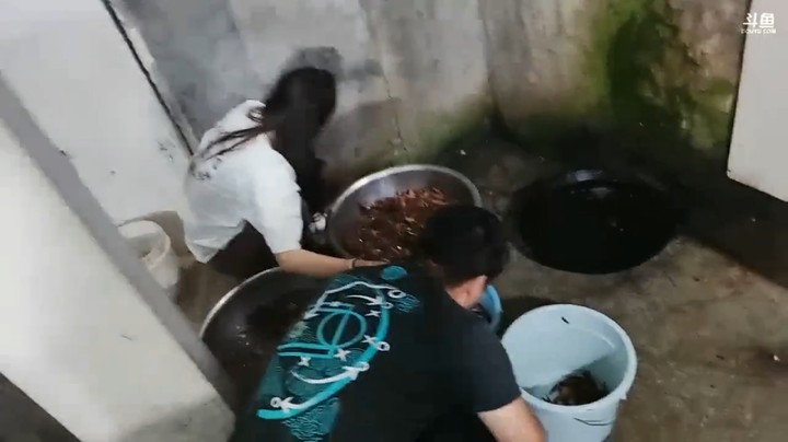 今天做菜到9点了，人很多强哥忙不过来啊