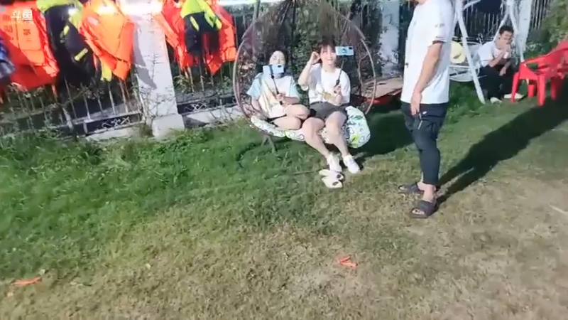 雨哥拿肖哥直播间直播，很快乐啊