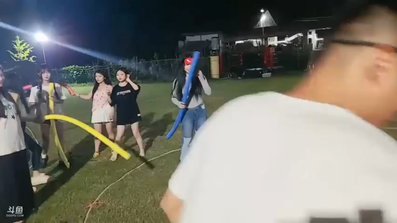 肖哥和女主播比赛，互相打的很猛