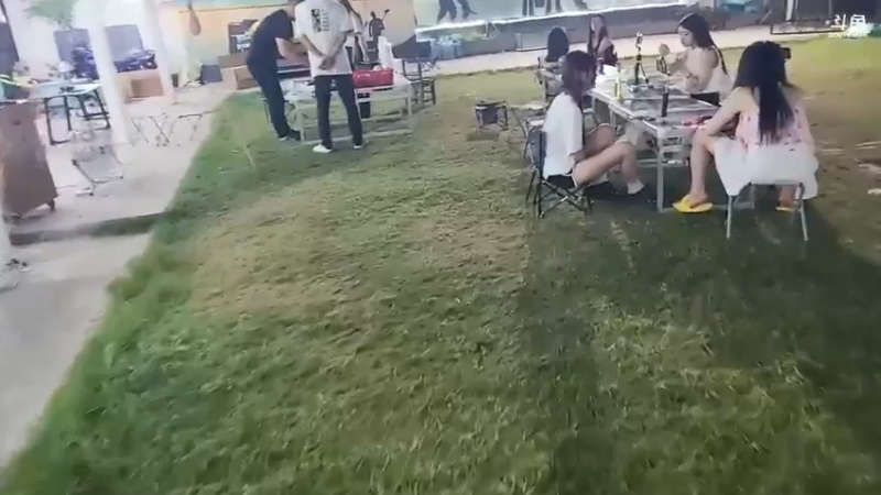 肖哥看彪子不去做饭，彪子说不会做菜