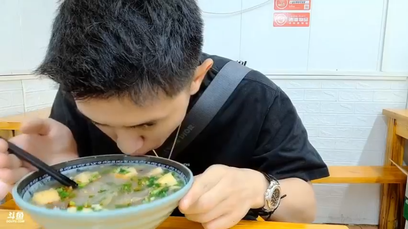 博哥一个人吃晚饭，这看起来很好吃啊