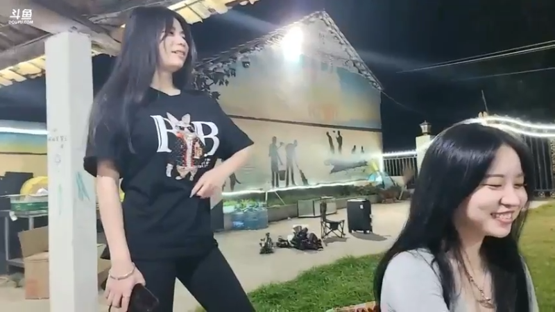 大可爱和新来的女主播有说有笑好开心，两个人都是好身材