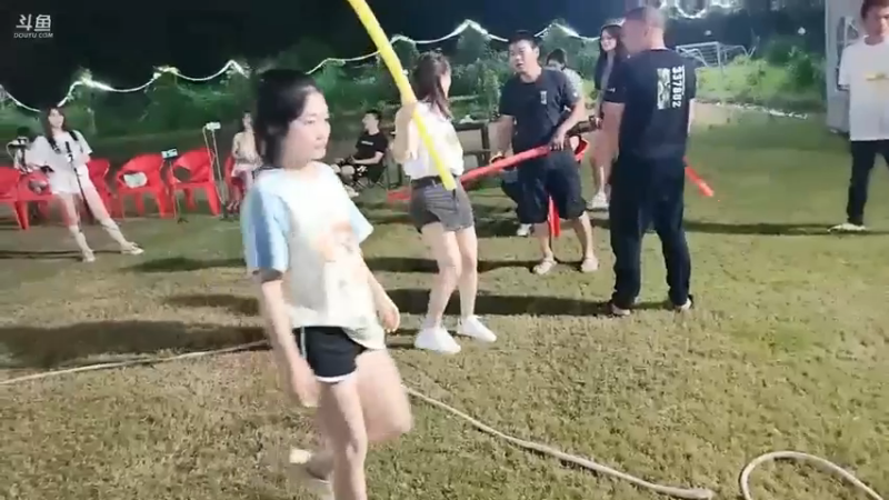 彪子和老姗姗单挑比赛，针猛猛