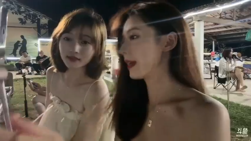 美女素素今天很好看啊