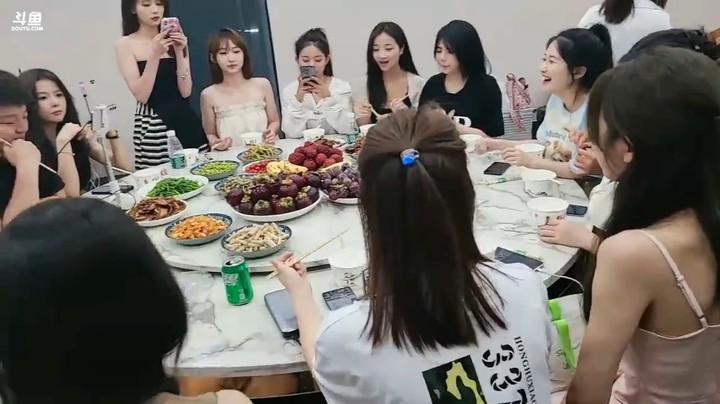 今晚超级VIP太多了，肖哥让大家挤一挤吃大餐了