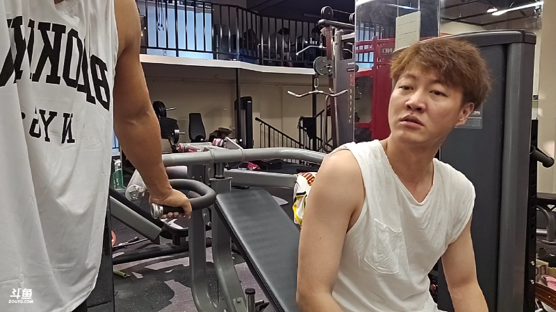 酒吧抓手指想干啥干啥，关系好可以抓胸，酒吧里都是些什么人啊～