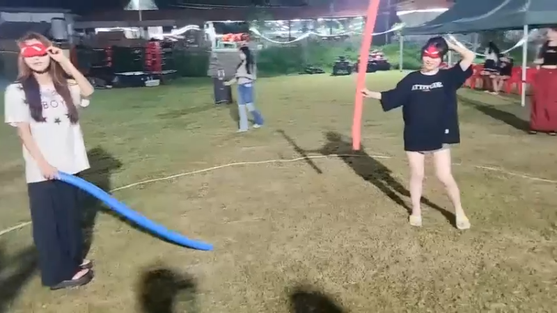 五毒和美女素素玩游戏，素素被打痛了啊