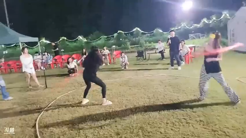 美女大可爱和素素单挑比赛，好狠