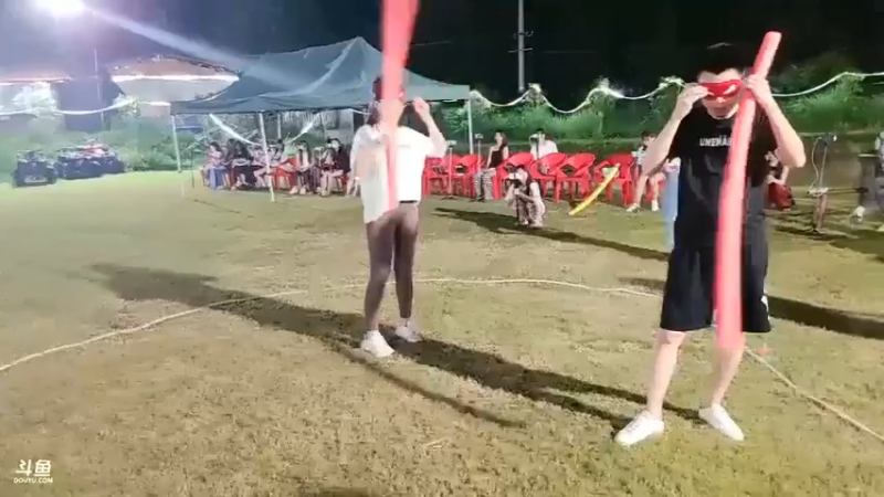 老嫂子咸菜和雨神比赛，雨神被打的节节后退