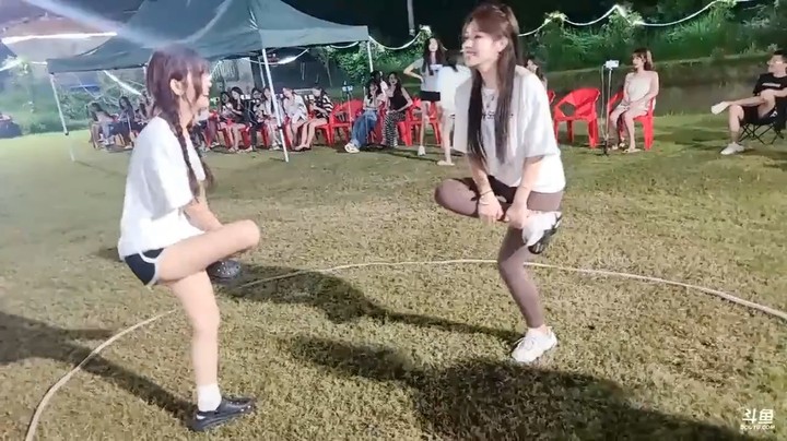 美女单脚对抗赛，彪子被大可爱秒杀，不堪一击