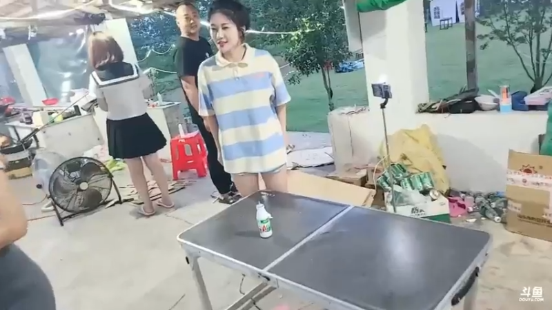 女主播是VIP的都在等吃饭，其他不是VIP已经在吃饭了