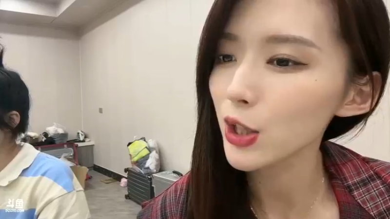 美女素素坐着等吃大餐了，一直是超级VIP美滋滋