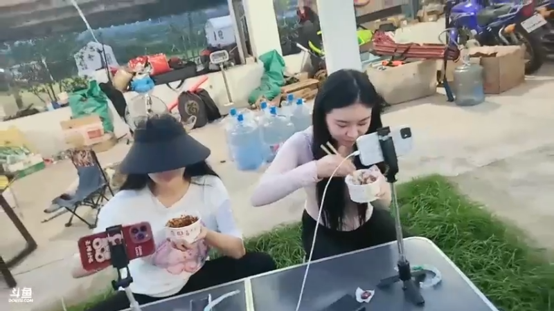 肖哥看大可爱吃酱油饭，太多酱油了啊