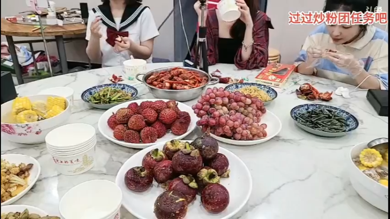 今天鹅妹是超级VIP吃大餐，水果好多啊