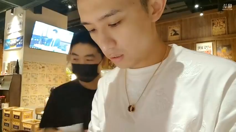 博哥在饭店吃饭真是快乐啊