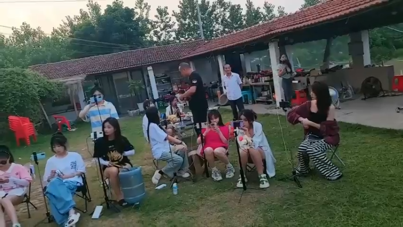 今天的超级VIP女主播不是很多啊，今晚吃大餐的人少就舒服了