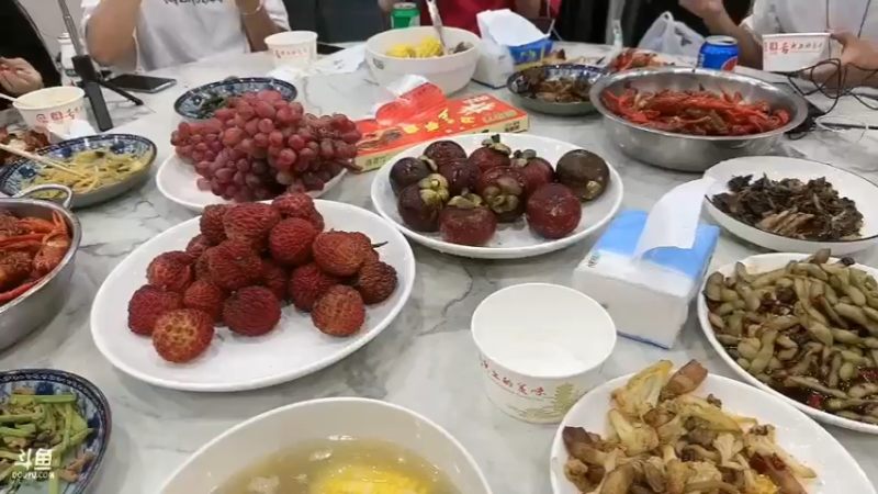 美女素素天天是超级VIP吃大餐，好幸福啊