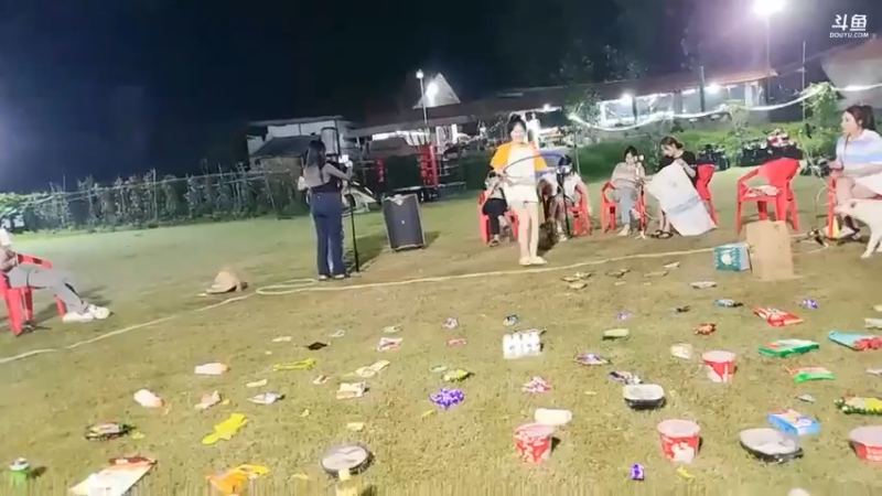 肖哥看女主播套圈圈，鹅妹很多人送礼物支持