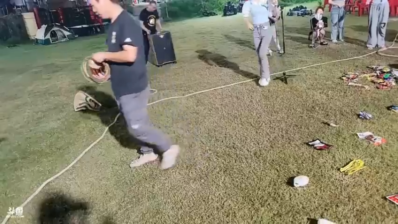 肖哥看女主播玩游戏，一个飞机套圈一次，小宁煦亏了啊