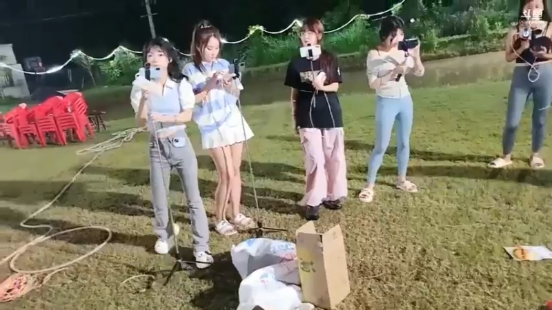 肖哥看女主播套圈，老姗姗五个飞机套了个寂寞