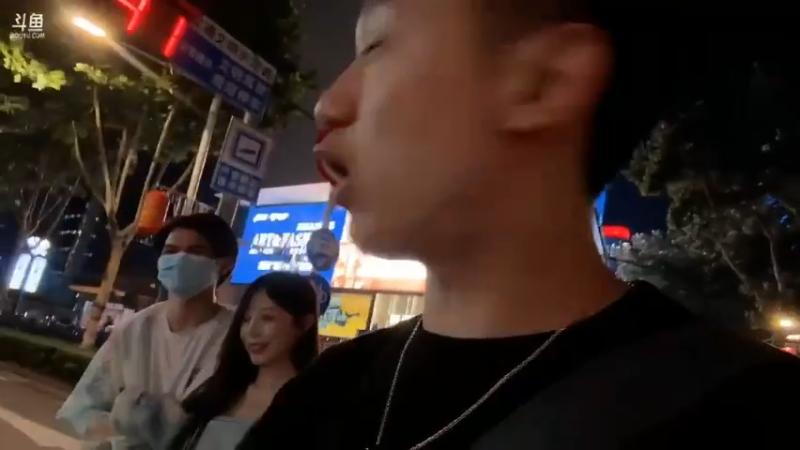 博哥和男水友讨论如何直播的