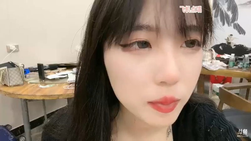 美女贝贝这几天天天吃大餐，她说我喜欢吃凉拌菜