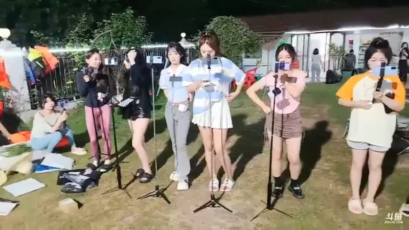 肖哥今晚看女主播套圈圈赚零食美食