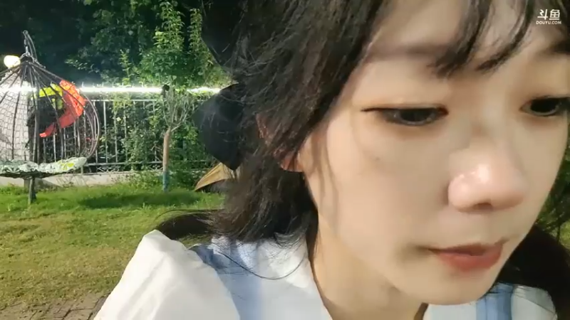 余初九彪子吃饭慢悠悠，肖哥说吃快点，不能别吃了